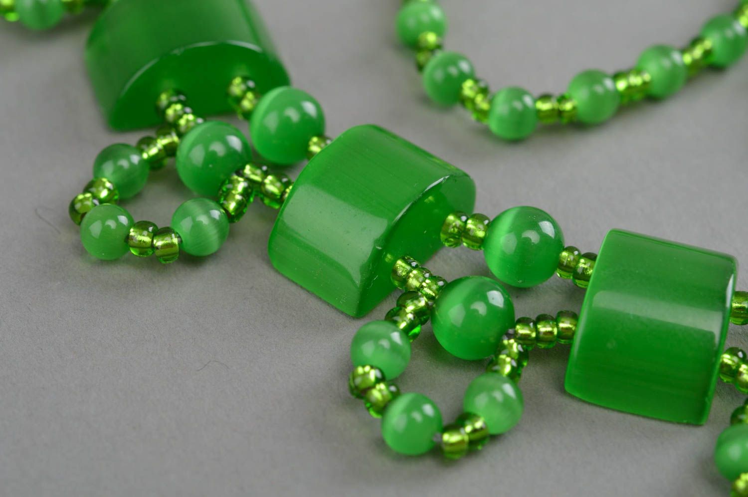 Collier en oeil de chat naturel et perles de rocaille fait main vert élégant photo 5