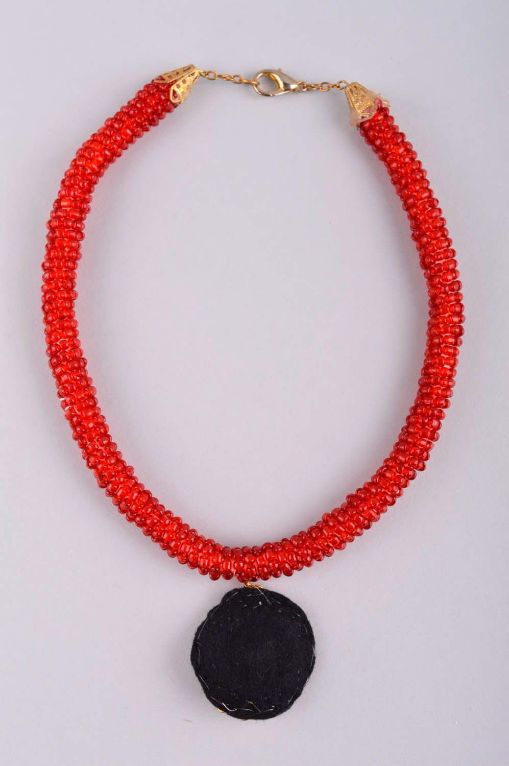 Украшение ручной работы колье из бисера красное ожерелье из бисера с подвеской фото 4