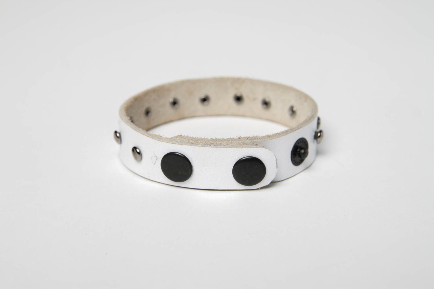 Bracelet cuir fait main Bijou en cuir blanc boutons métal noirs Cadeau original photo 4