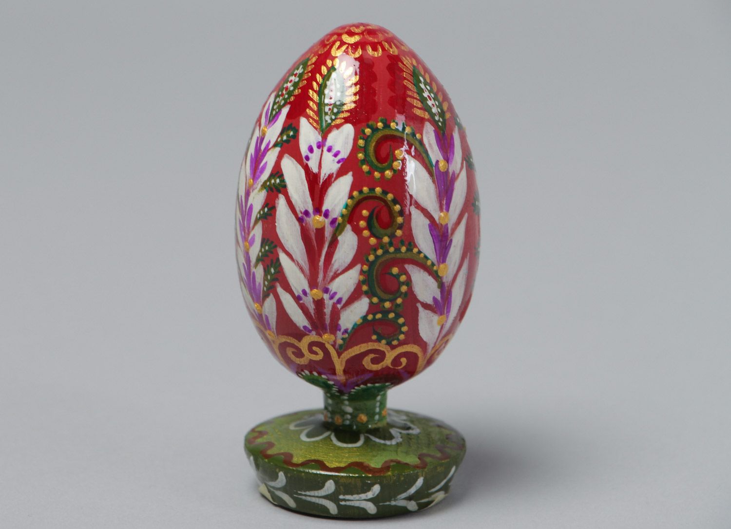 Huevo de Pascua de madera en soporte pintado vistoso artesanal foto 2