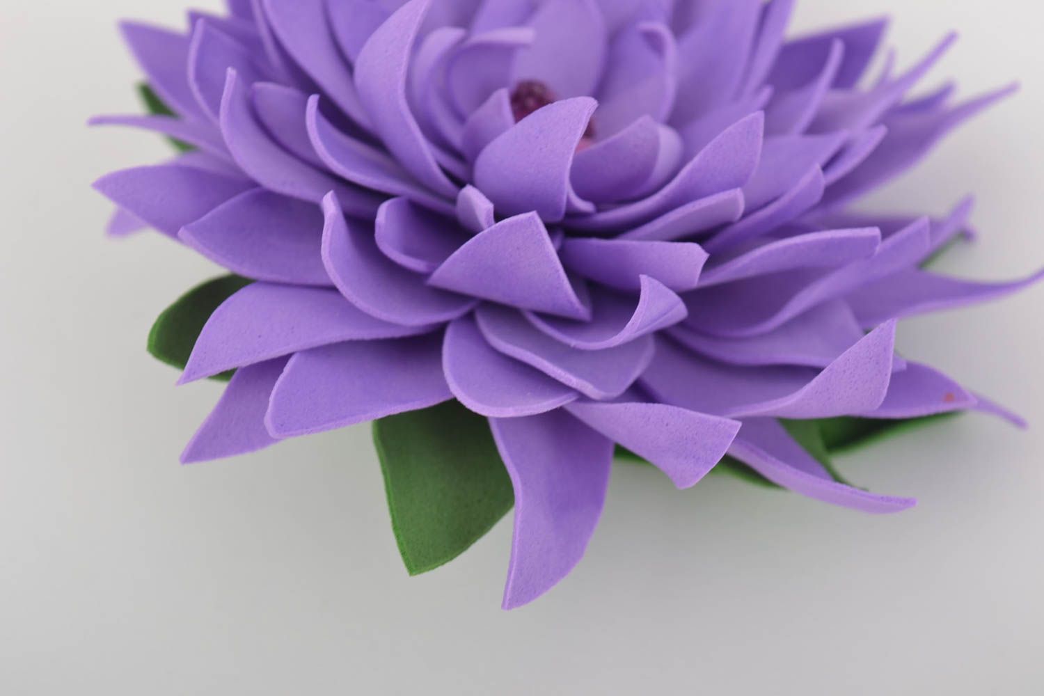 Объемная красивая заколка в виде цветка из фоамирана ручной работы фиолетовая  фото 8