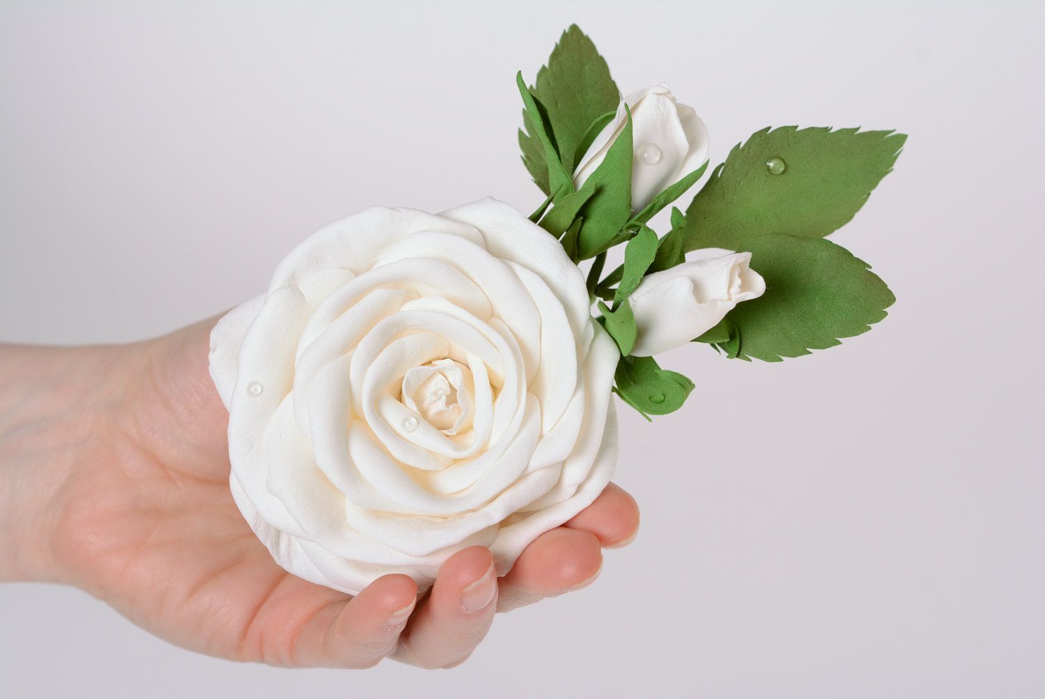 Заколка из фоамирана белая роза ручной работы на металлическом зажиме женская фото 3