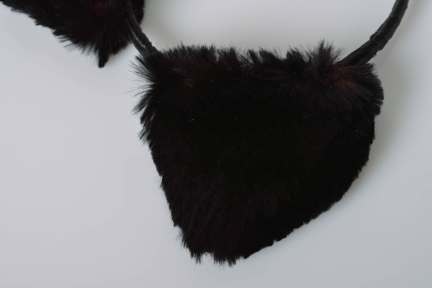 Diadema artesanal con orejas de gatito de pieles artificiales negra hermosa  foto 4