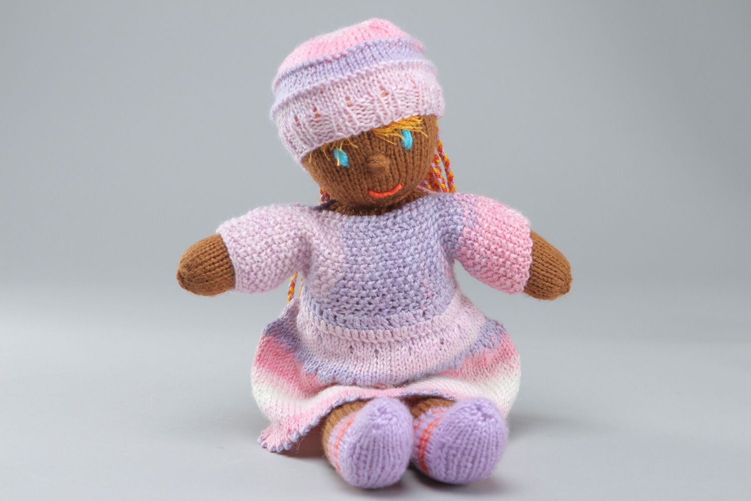 Мягкая вязаная игрушка кукла афроамериканка в розовом платье  фото 1