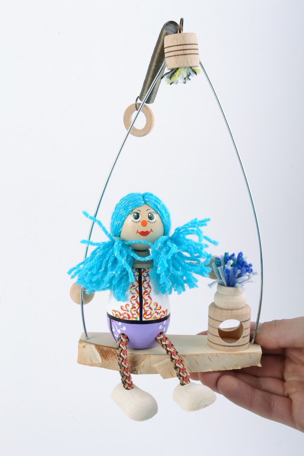 Petit jouet fait main poupée en bois peinte aux cheveux bleus cadeau enfant photo 1