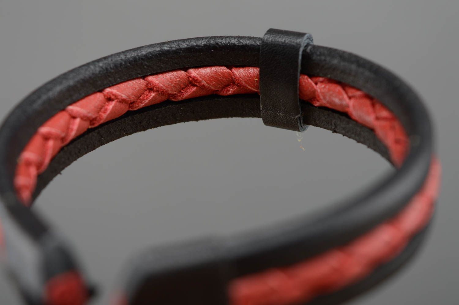 Плетеный браслет из кожи черный с красным фото 3