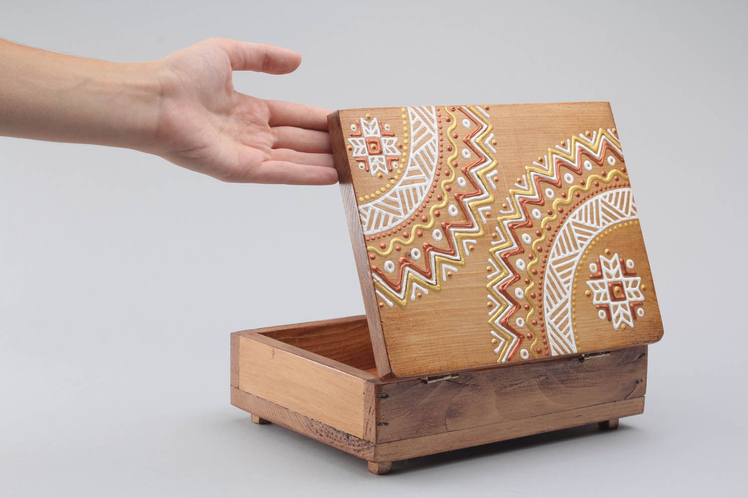 Caixa artesanal de madeira para cigarros pintada à mão foto 1
