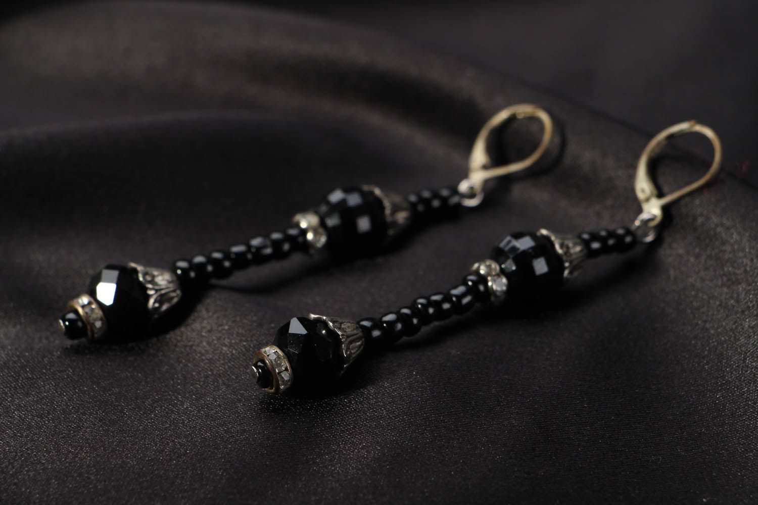 Boucles d’oreilles de perles fantaisies noires faites main photo 2