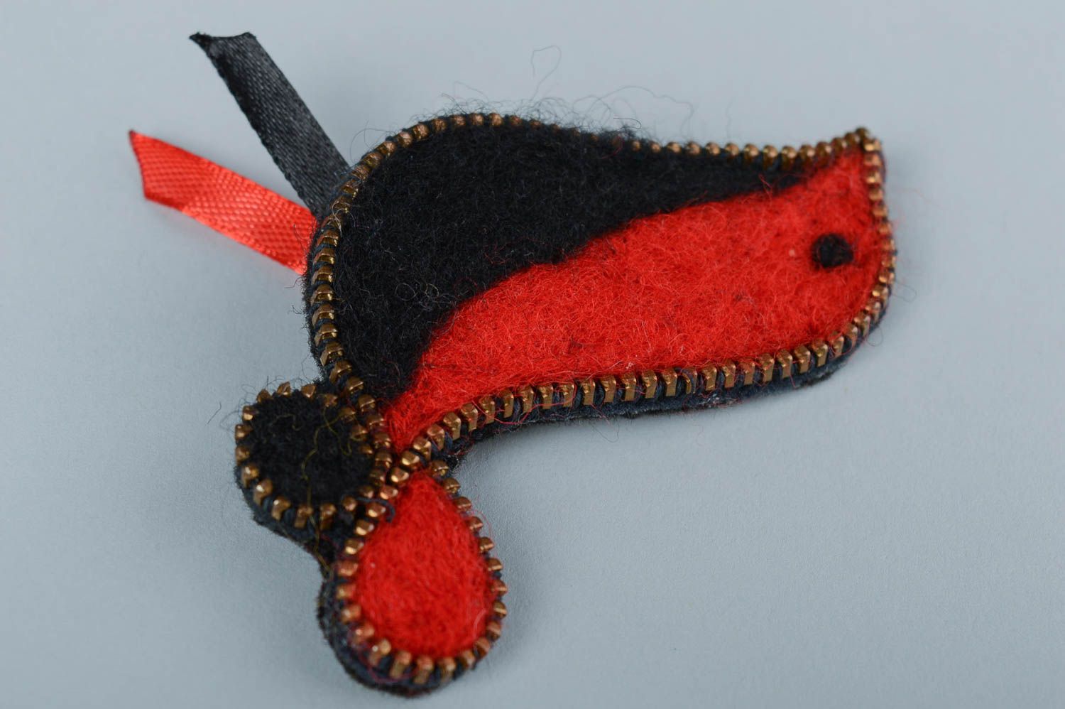 Broche oiseau rouge noir Bijou fait main Cadeau pour femme originale en laine photo 3