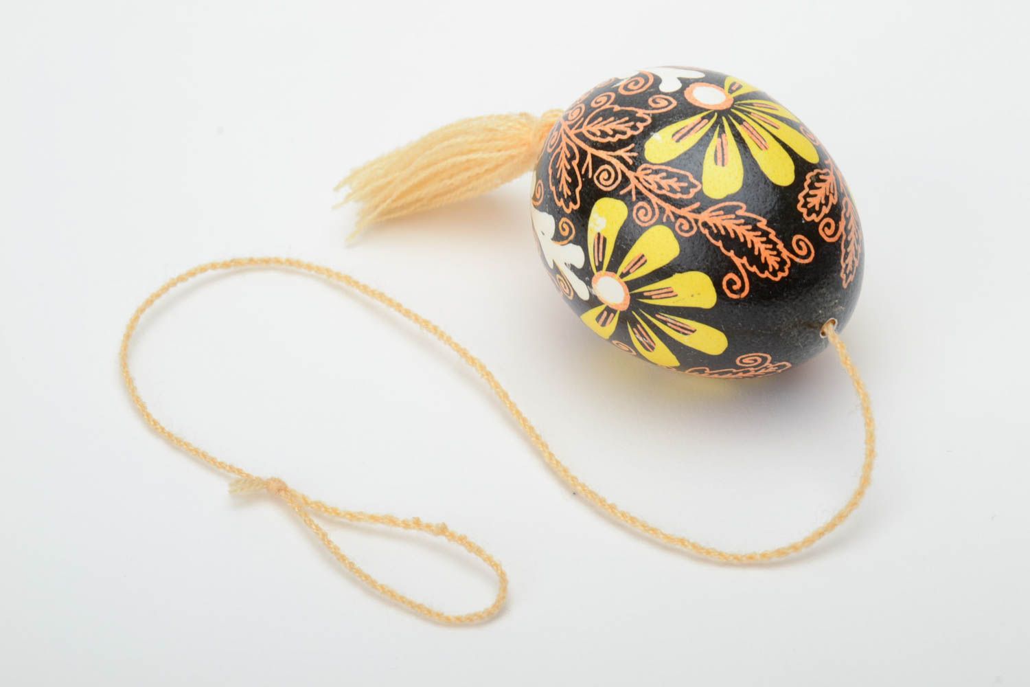Huevo de Pascua artesanal en técnica de cera colgante para interior pintado foto 2