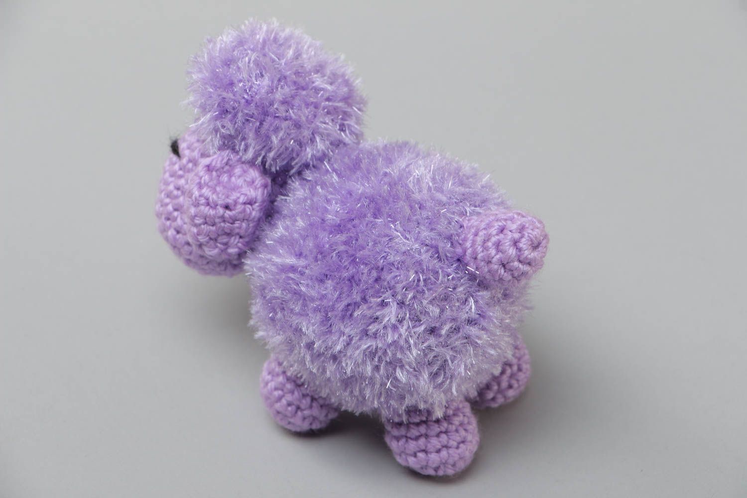 Мягкая вязаная игрушка овечка из акриловых ниток авторская фиолетовая хенд мейд фото 4