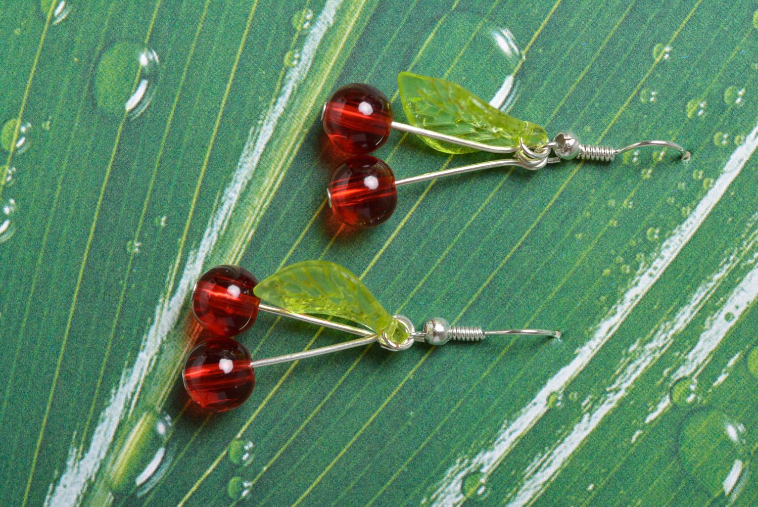 Künstlerische schöne Gehänge Ohrringe aus Perlen Glas Kirschen grell handgemacht foto 2