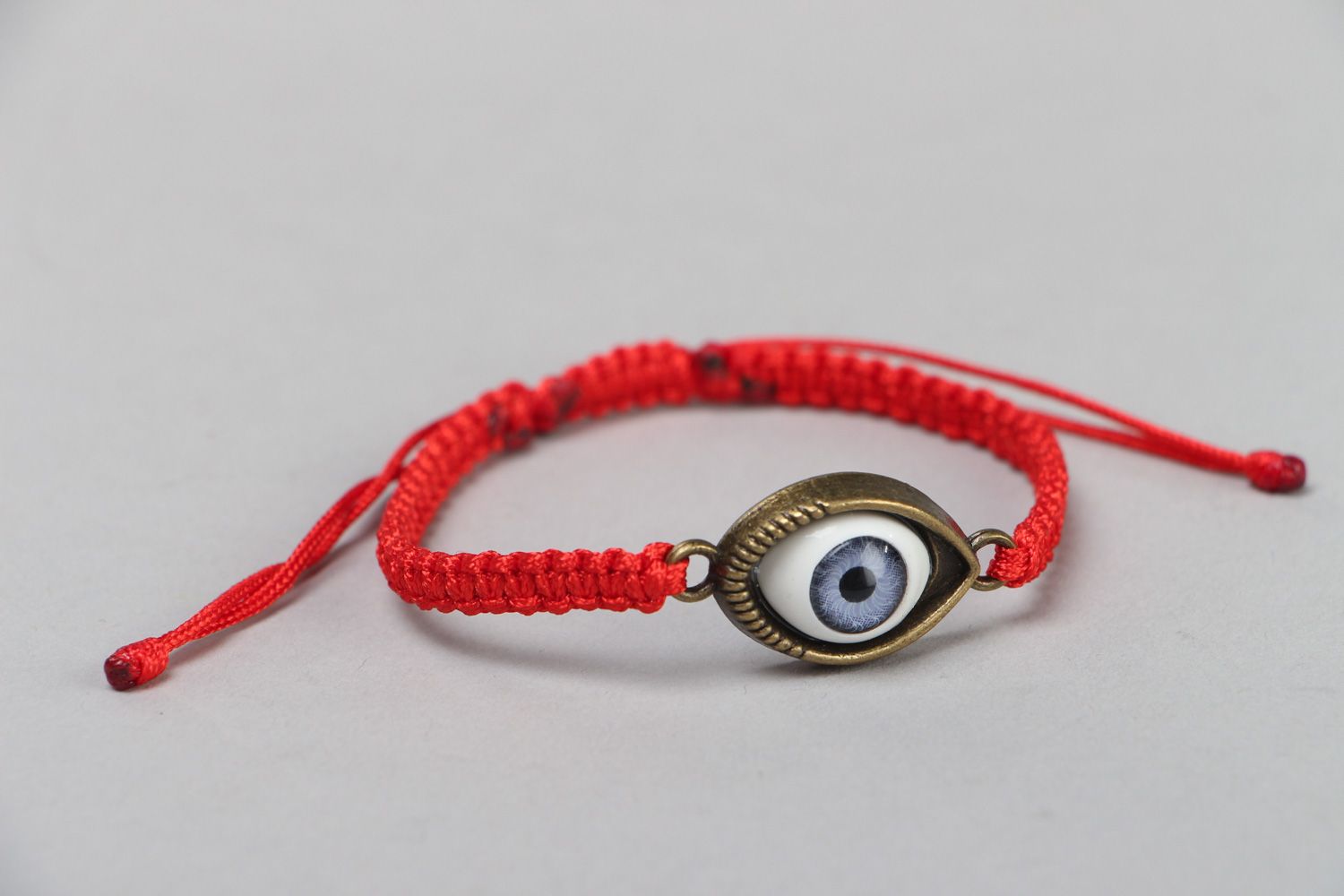 Bracelet rouge en lacet synthétique avec pendentif fait main Contre le sort photo 1