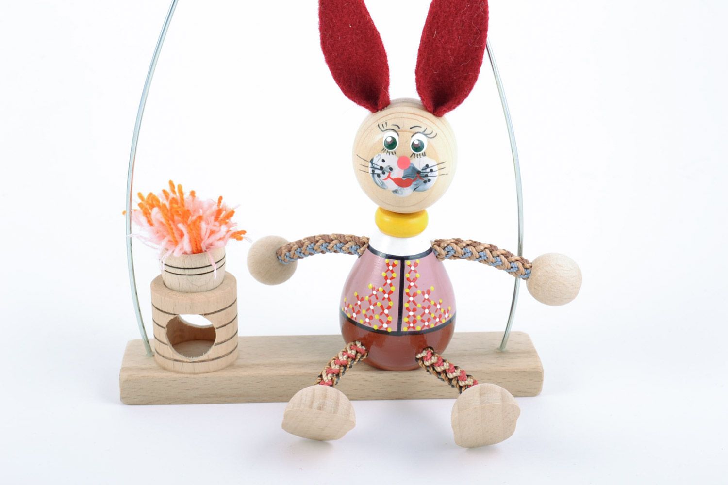 Деревянная игрушка заяц на лавке ручной работы с росписью фото 3