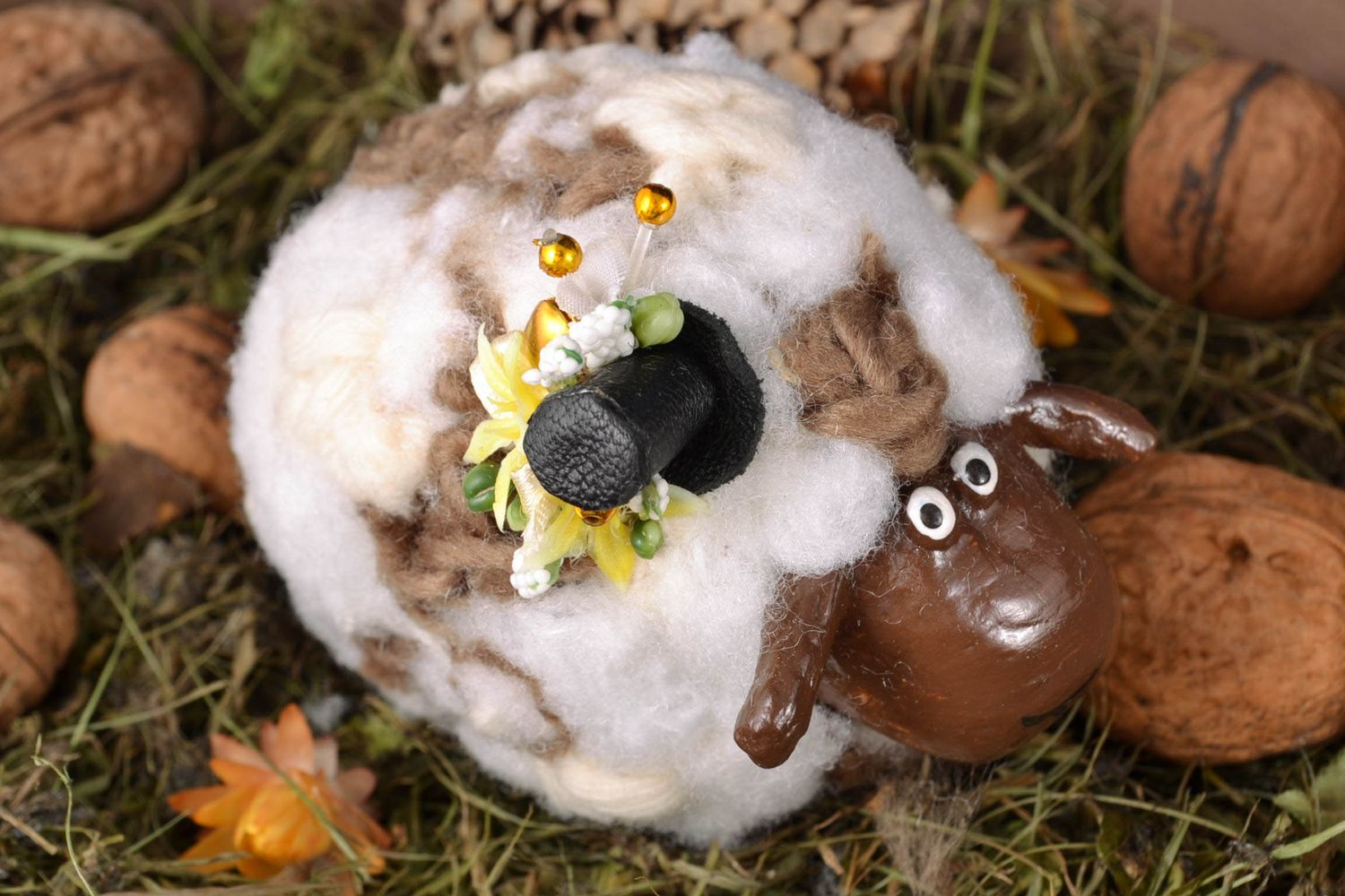 Фигурка из папье-маше овечка в цилиндре  фото 1