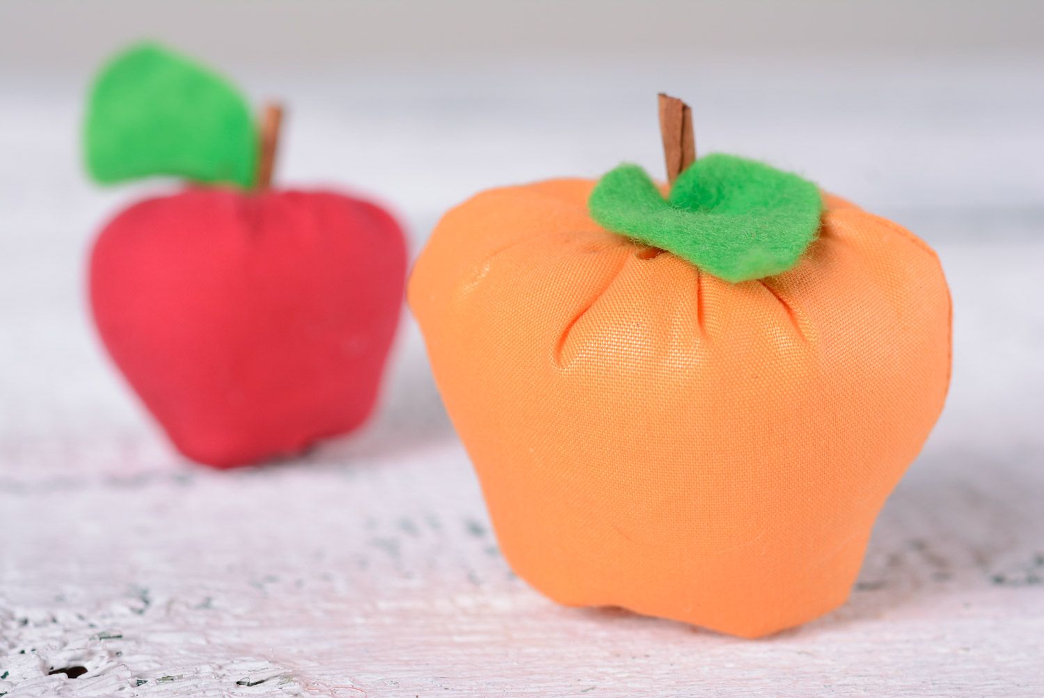 Оранжевая авторская игрушка из хлопчатобумажной ткани в виде яблока ручной работы фото 4