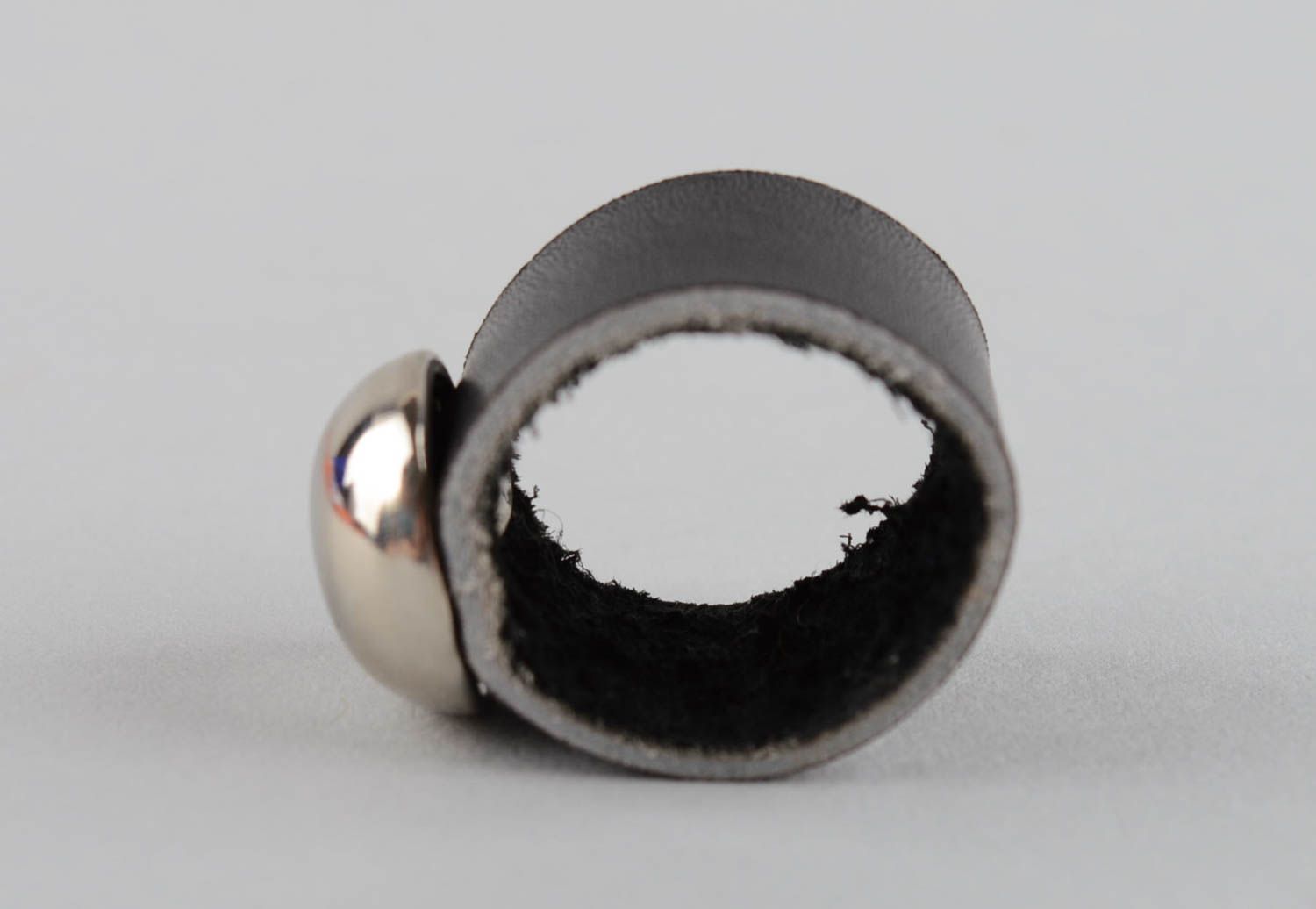 Широкое черное кольцо из кожи ручной работы оригинальное красивое объемное фото 4