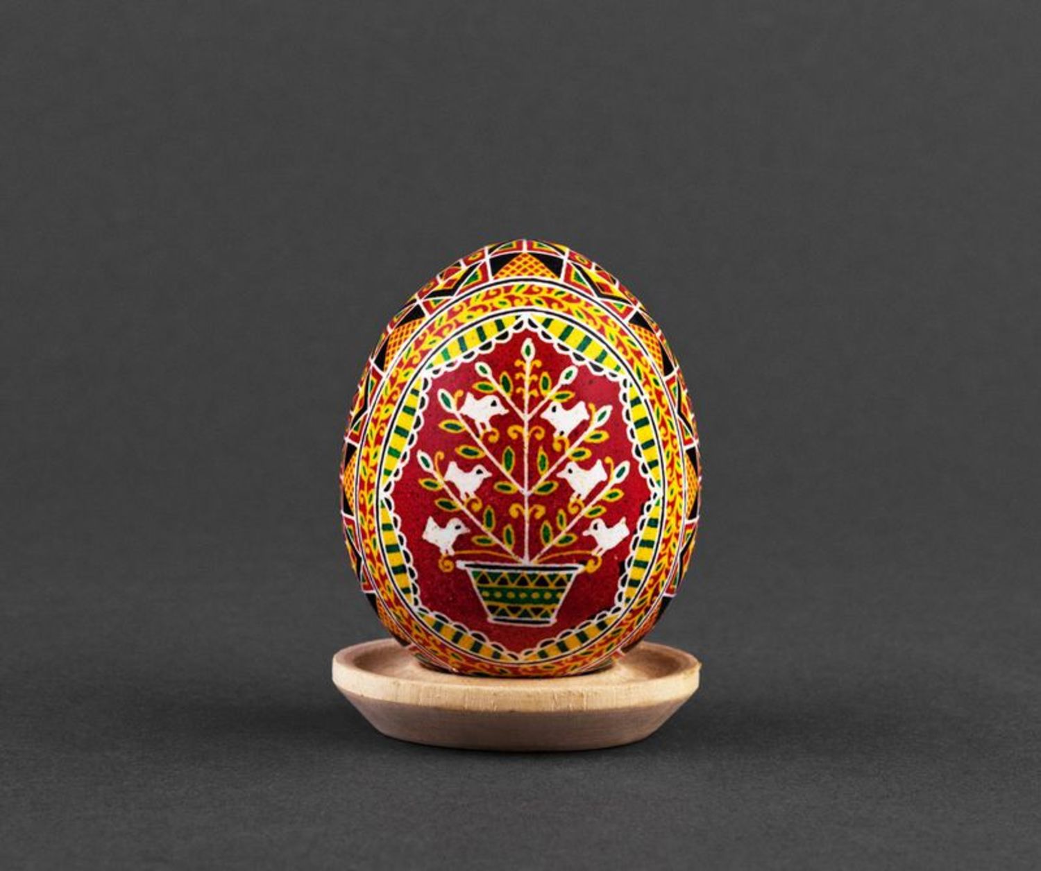 L'uovo decorativo fatto a mano L'uovo dipinto a mano L'uovo pasquale ucraino 
 foto 2