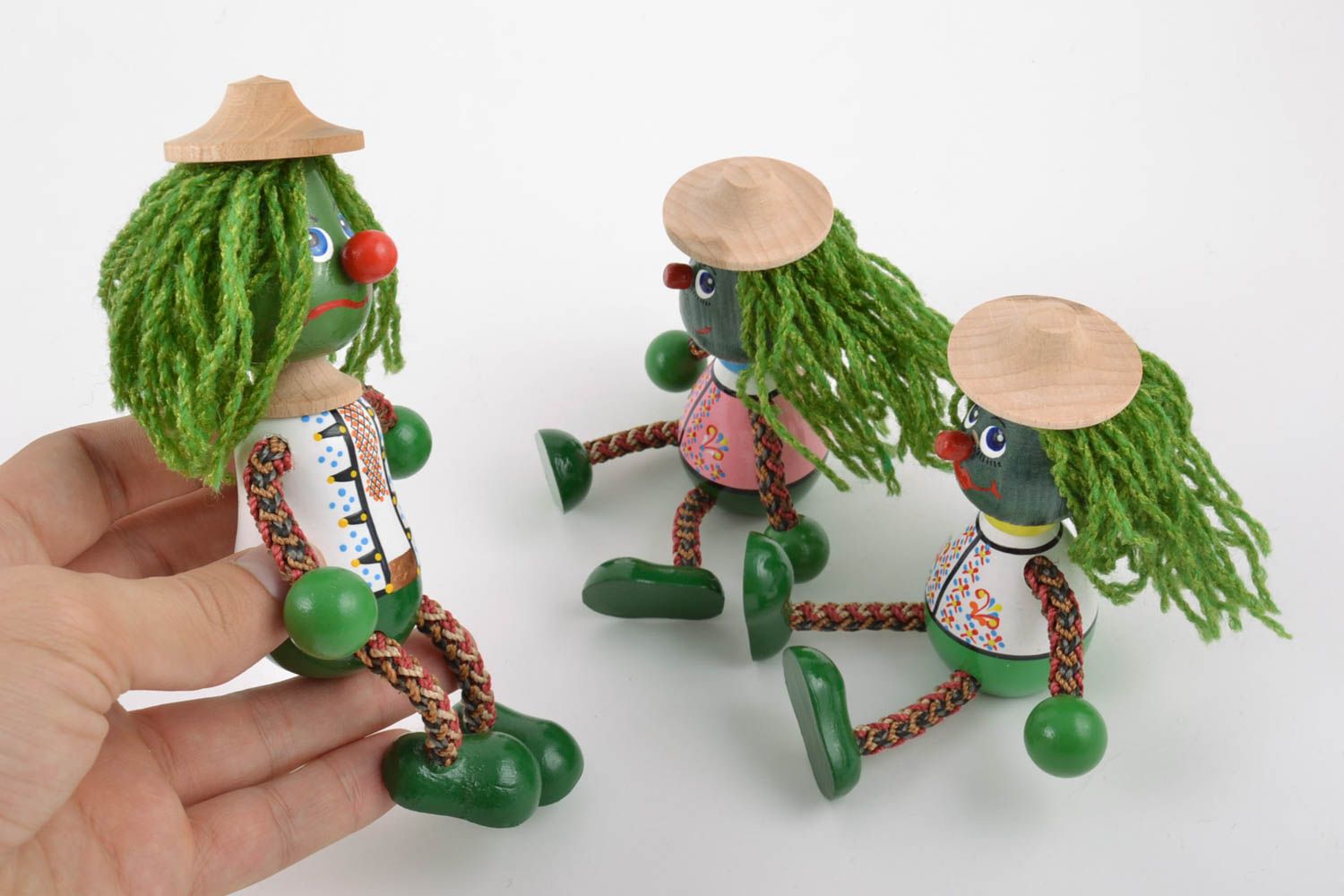 Игрушки из дерева водяные три штуки расписанные красками маленькие ручной работы фото 2