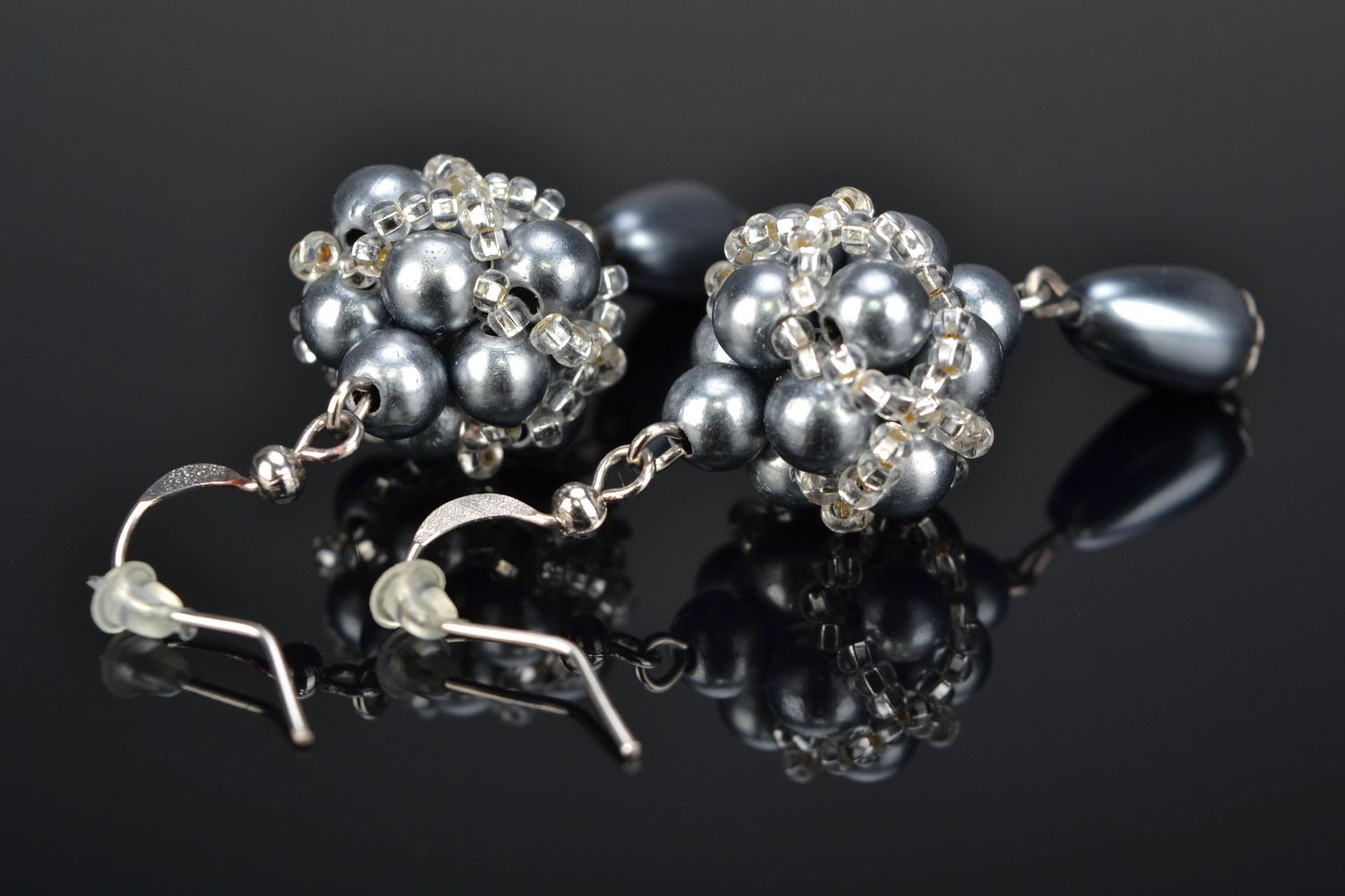 Graue Ohrringe aus Perlen und Glasperlen foto 1