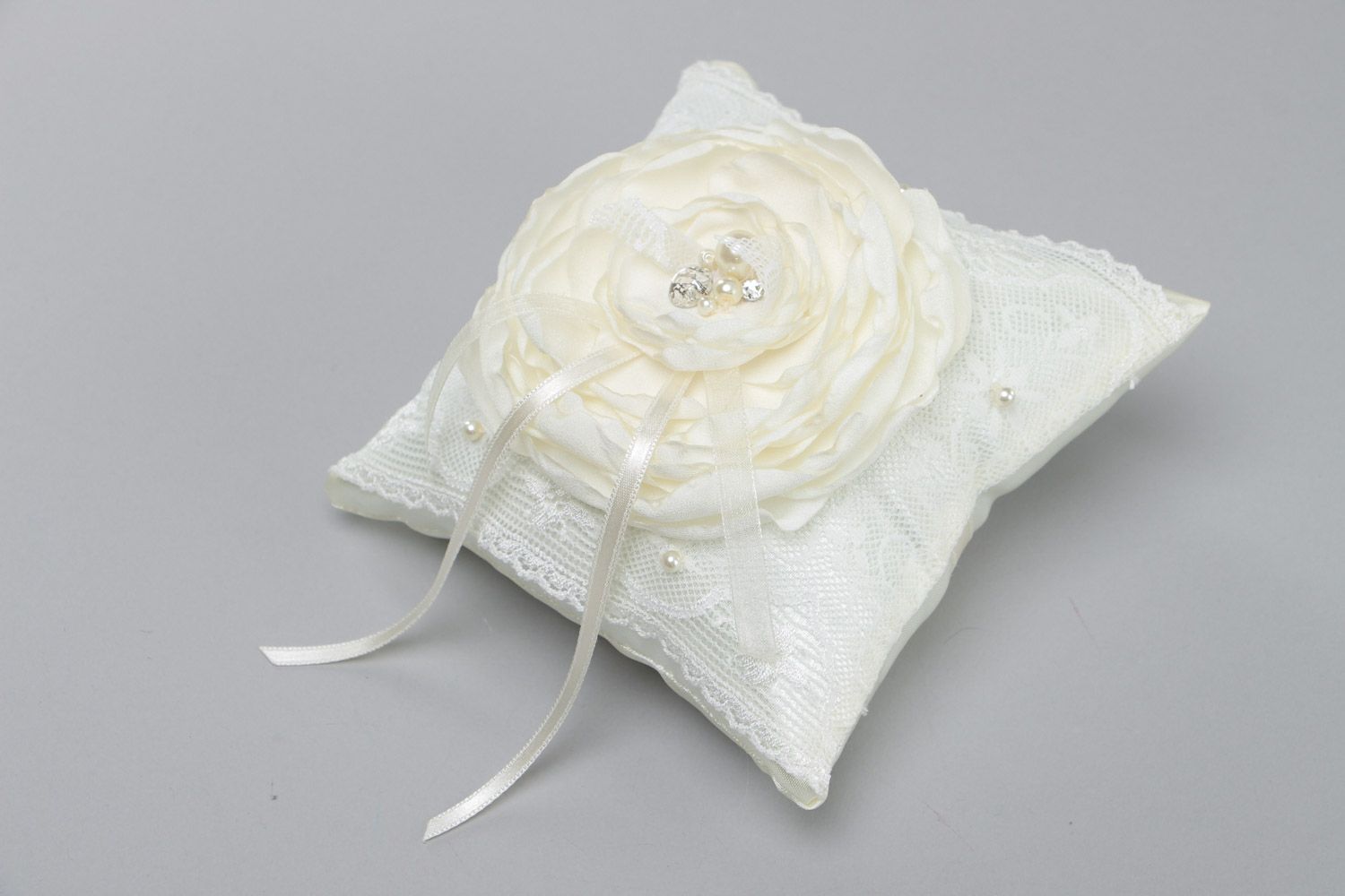 Schönes handmade Ringkissen aus Satin und Chiffon mit Perlen und Blume für Hochzeit foto 2