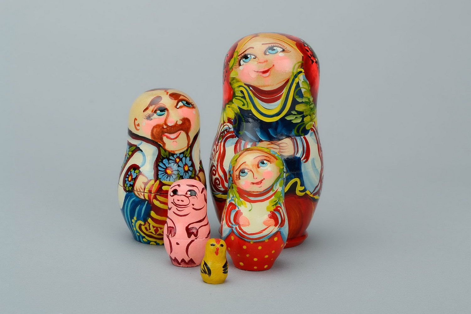 Matrioshka en Amapolas. Matrioshka es una muñeca de madera con vestido ruso campesino, que contiene otras de menor tamaño
 foto 5