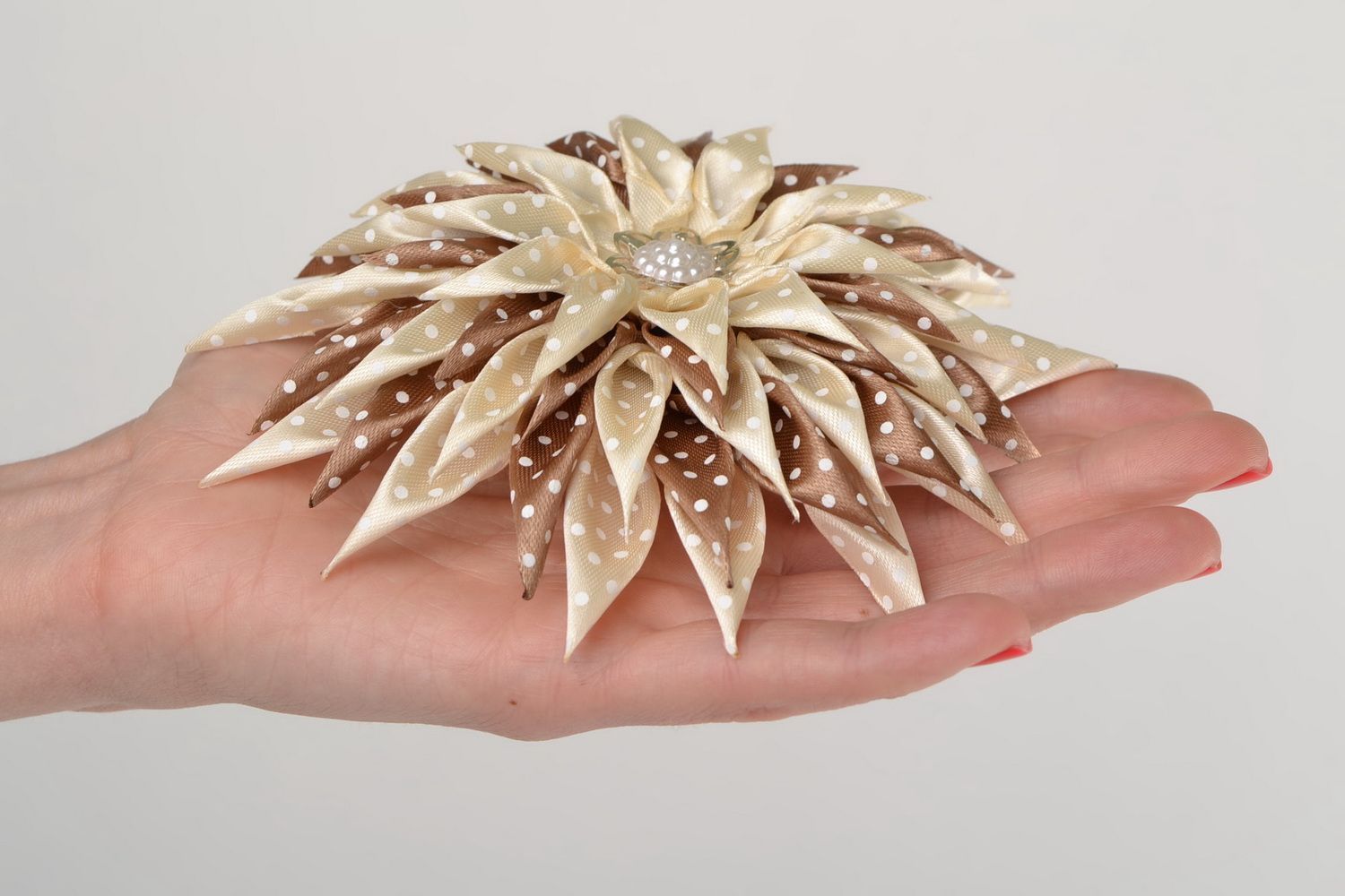 Пастельная резинка для волос с цветком из атласных лент в технике канзаши фото 2