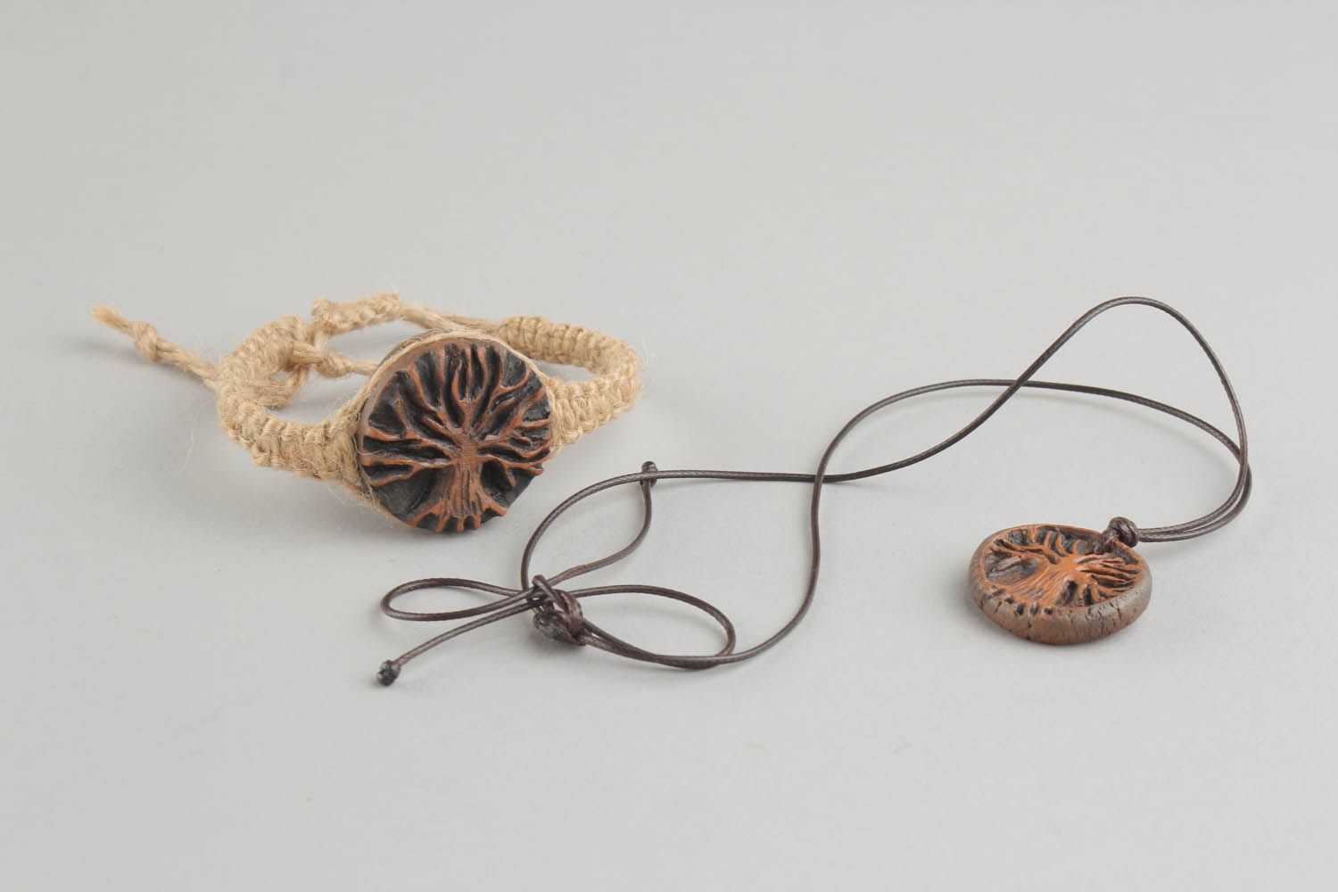 Conjunto de enfeites de cerâmica pingente e pulseira de argila cinzenta e linho foto 1