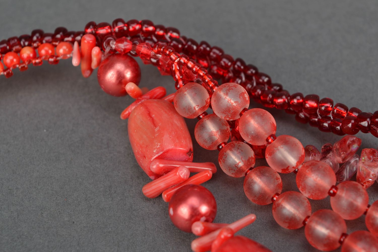 Multi-row beaded necklace with quartz and coral photo 4