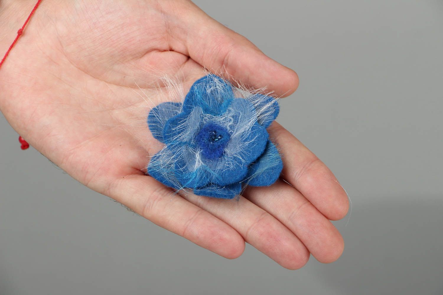 Broche faite main en laine feutrée 'Rose bleue' photo 5