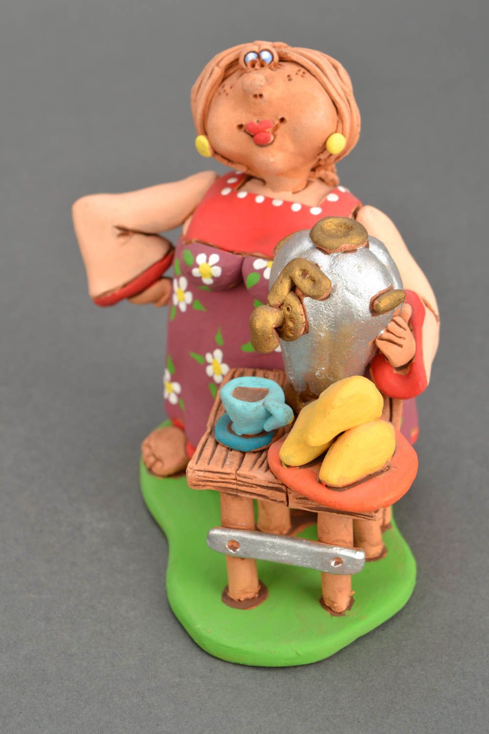 Miniatur Figurine aus Keramik Frau mit Samowar foto 3