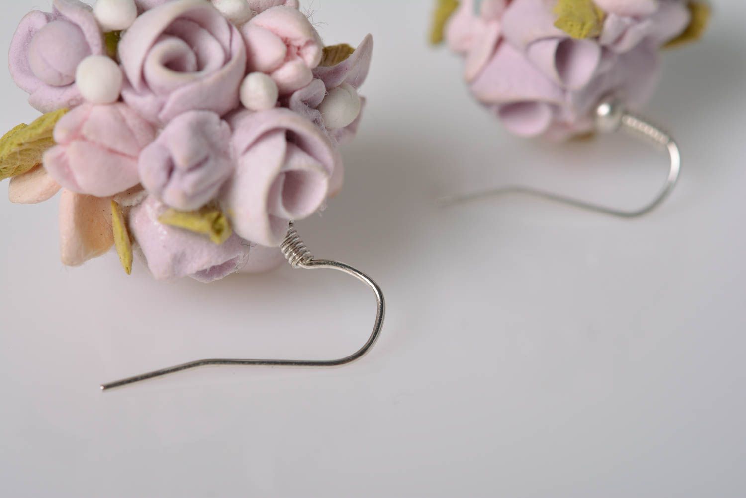 Boucles d'oreilles et collier roses de pâte polymère faits main avec fleurs photo 4