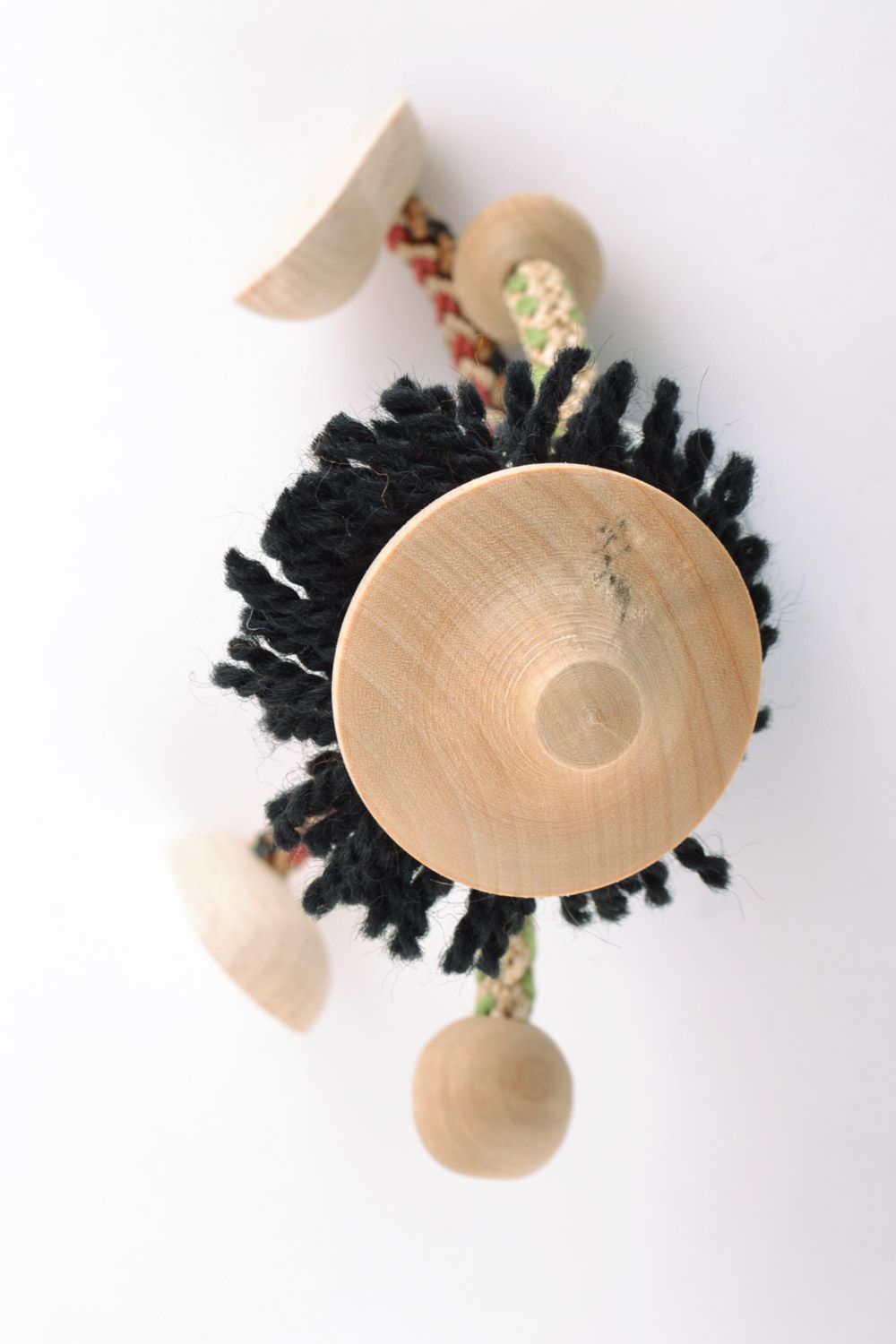 Schönes bemaltes handgemachtes Öko Spielzeug aus Holz Junge in Ethno Kleidung foto 4