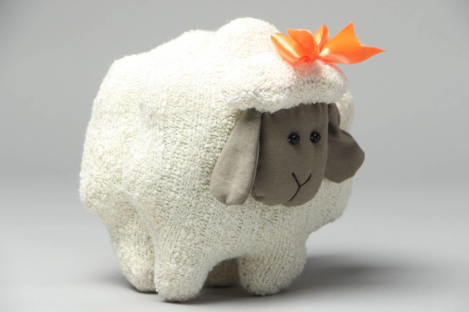 Дизайнерская игрушка в виде овечки из трикотажа фото 1