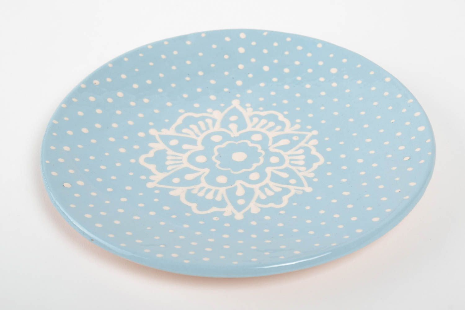 Плоская керамическая тарелка из гончарной глины ручной лепки с узорами Цвет фото 3