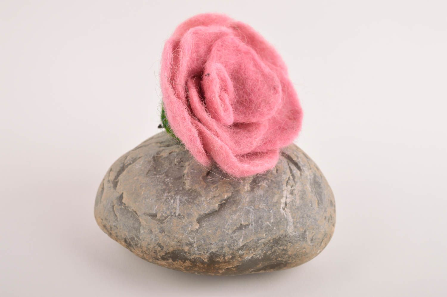 Брошь ручной работы украшение из шерсти валяная брошь в виде розового цветка фото 1