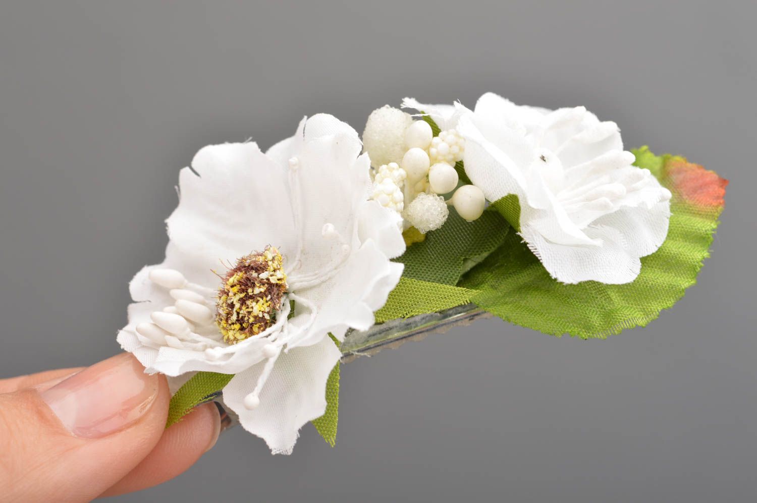 Pince à cheveux fleurs blanches artificielles faite main pour fillette photo 3