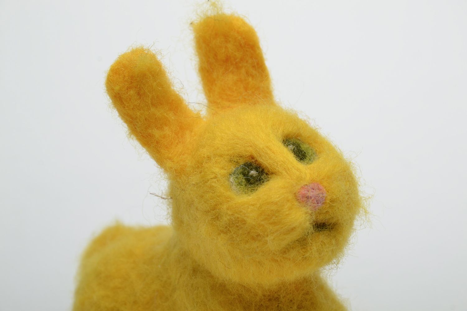 Валяная игрушка желтый заяц фигурка для декора дома фото 3
