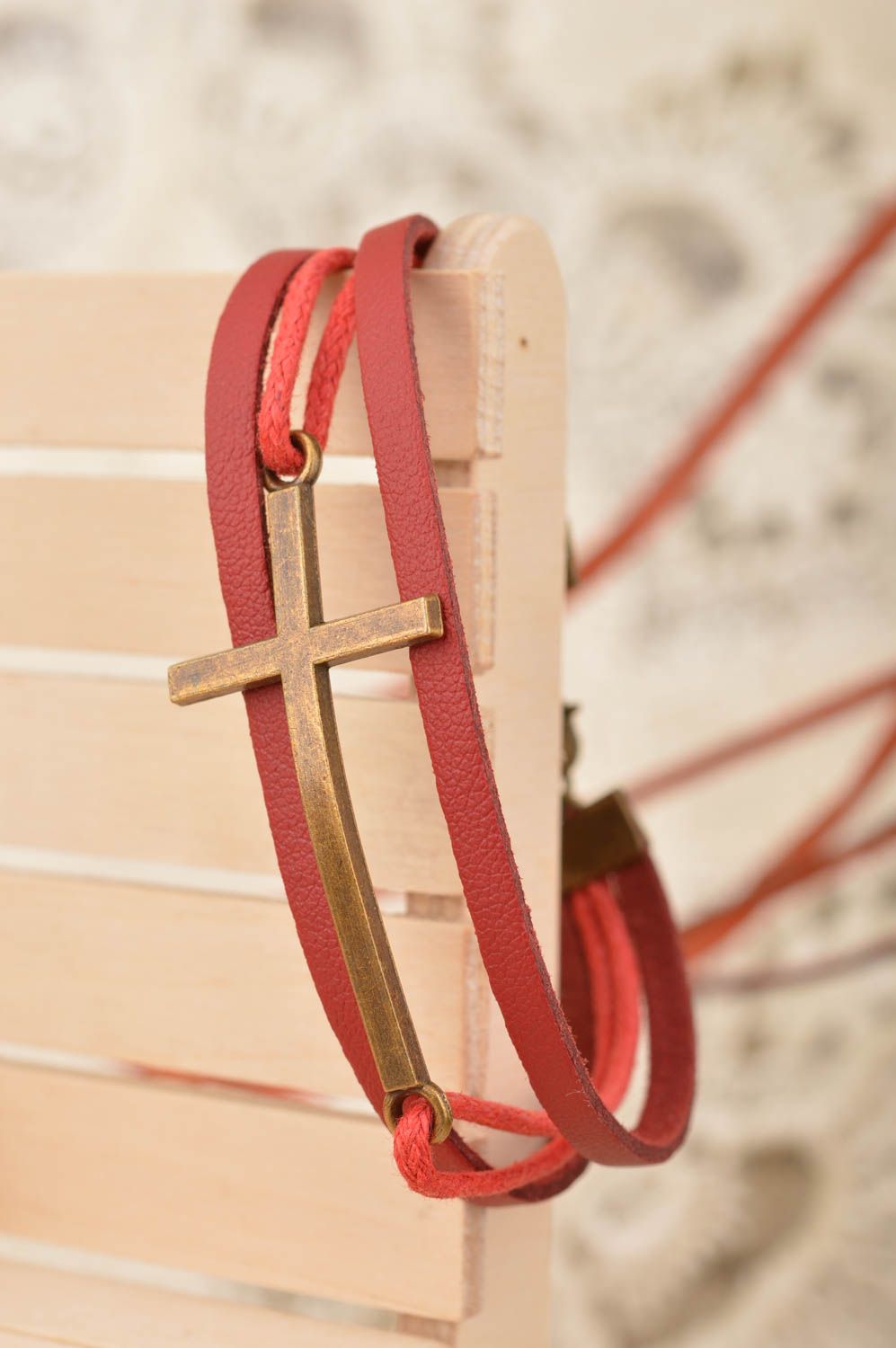 Bracelet multirang en daim rouge avec croix en métal fait main original photo 1