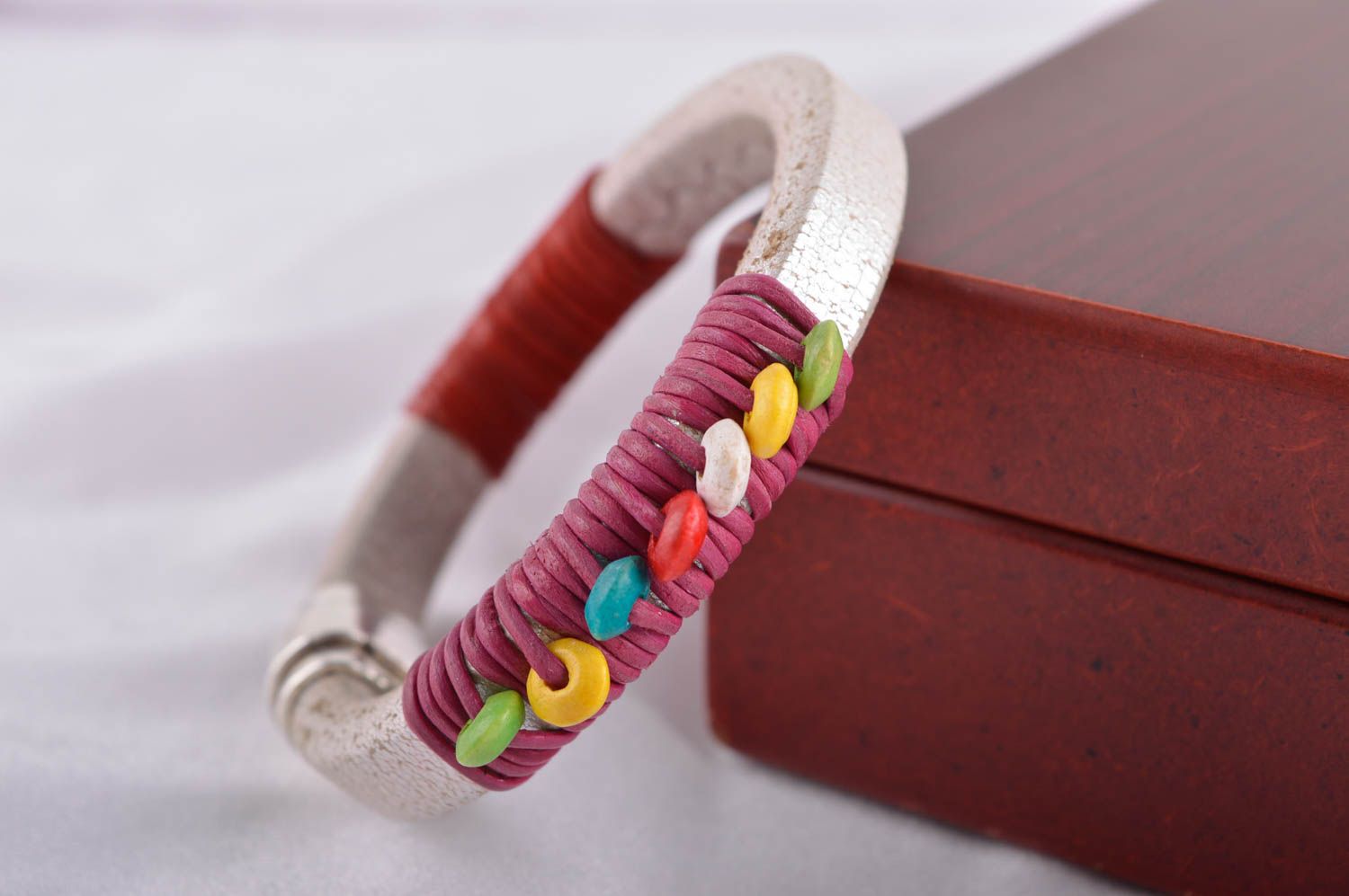 Accessoire bracelet Bijou fait main en cuir blanc design Cadeau pour femme photo 1