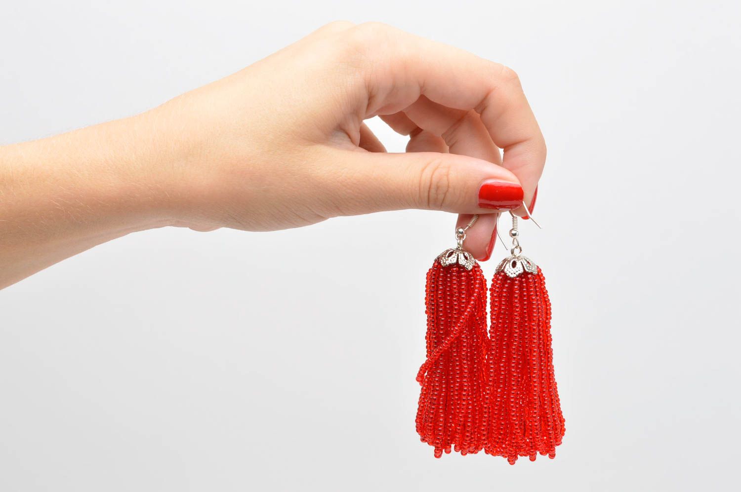 Красные серьги ручной работы модные серьги кисточки стильные серьги из бисера фото 3