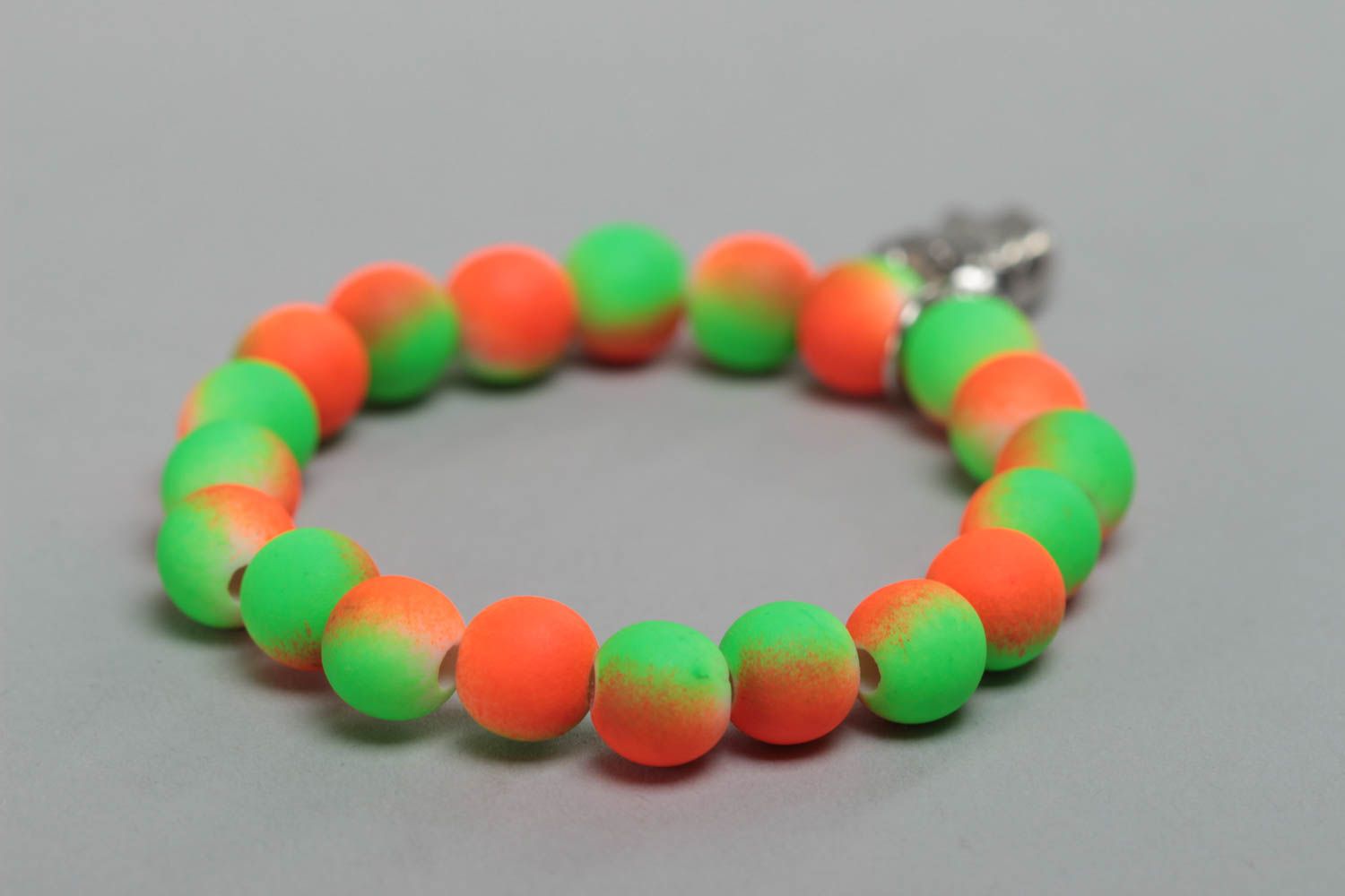 Bracelet pour fillette perles en plastique multicolores avec breloque fait main photo 3