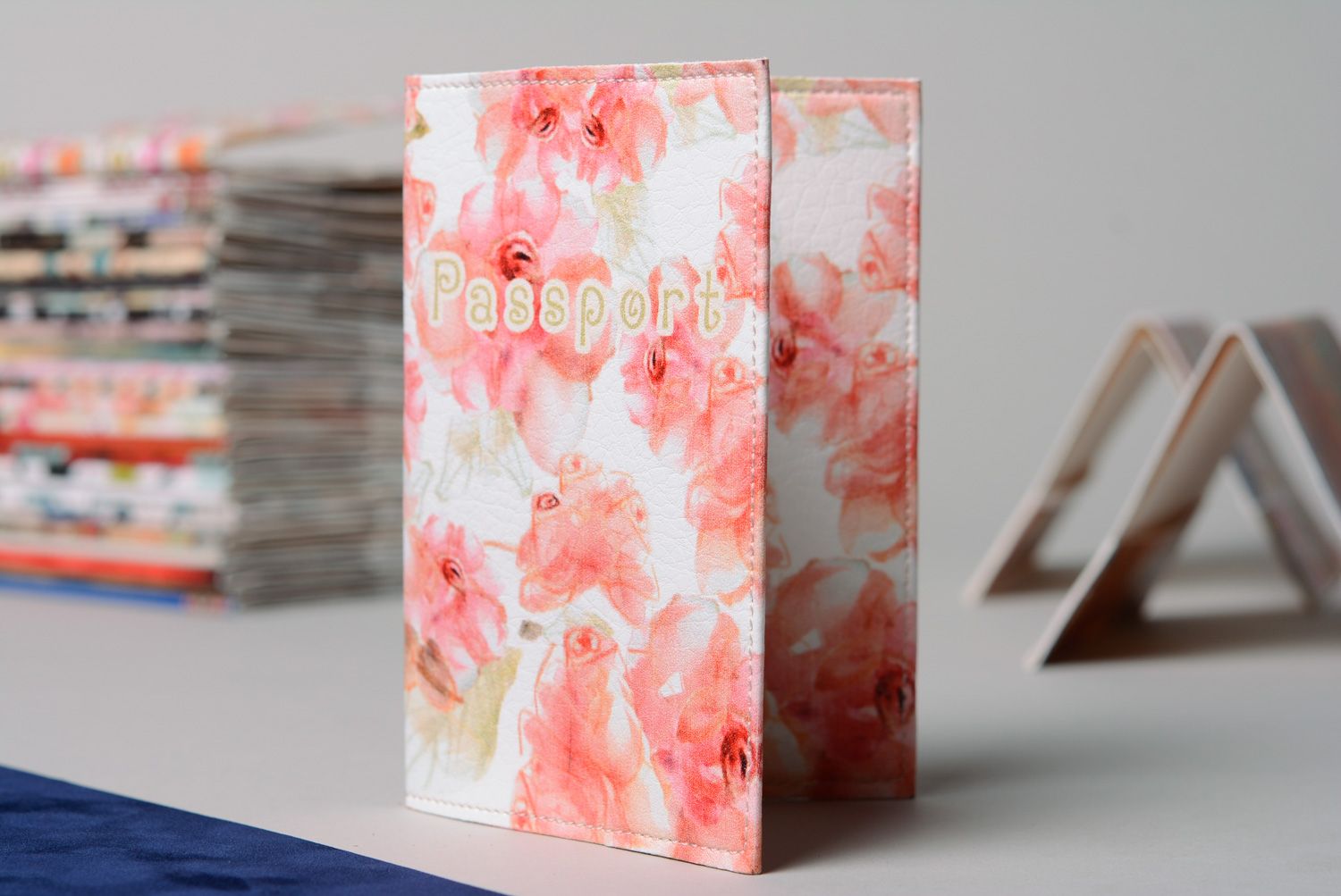 Couverture de passeport en cuir blanche aux motifs floraux imprimés faite main  photo 1