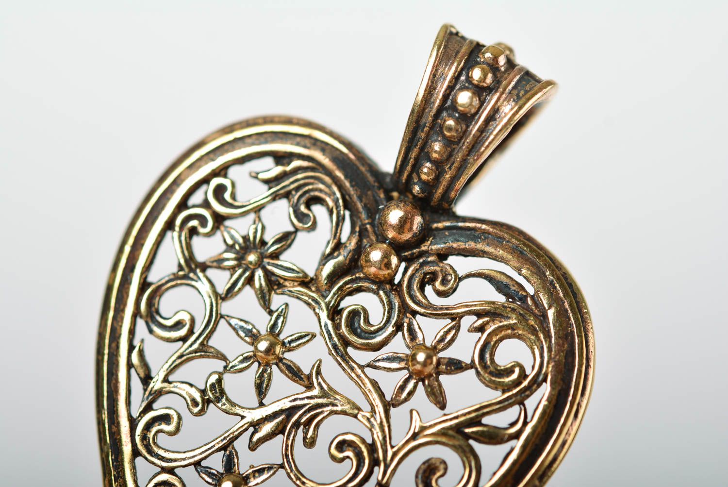 Pendentif en métal Bijou fait main cœur ajouré en bronze Accessoire femme photo 2