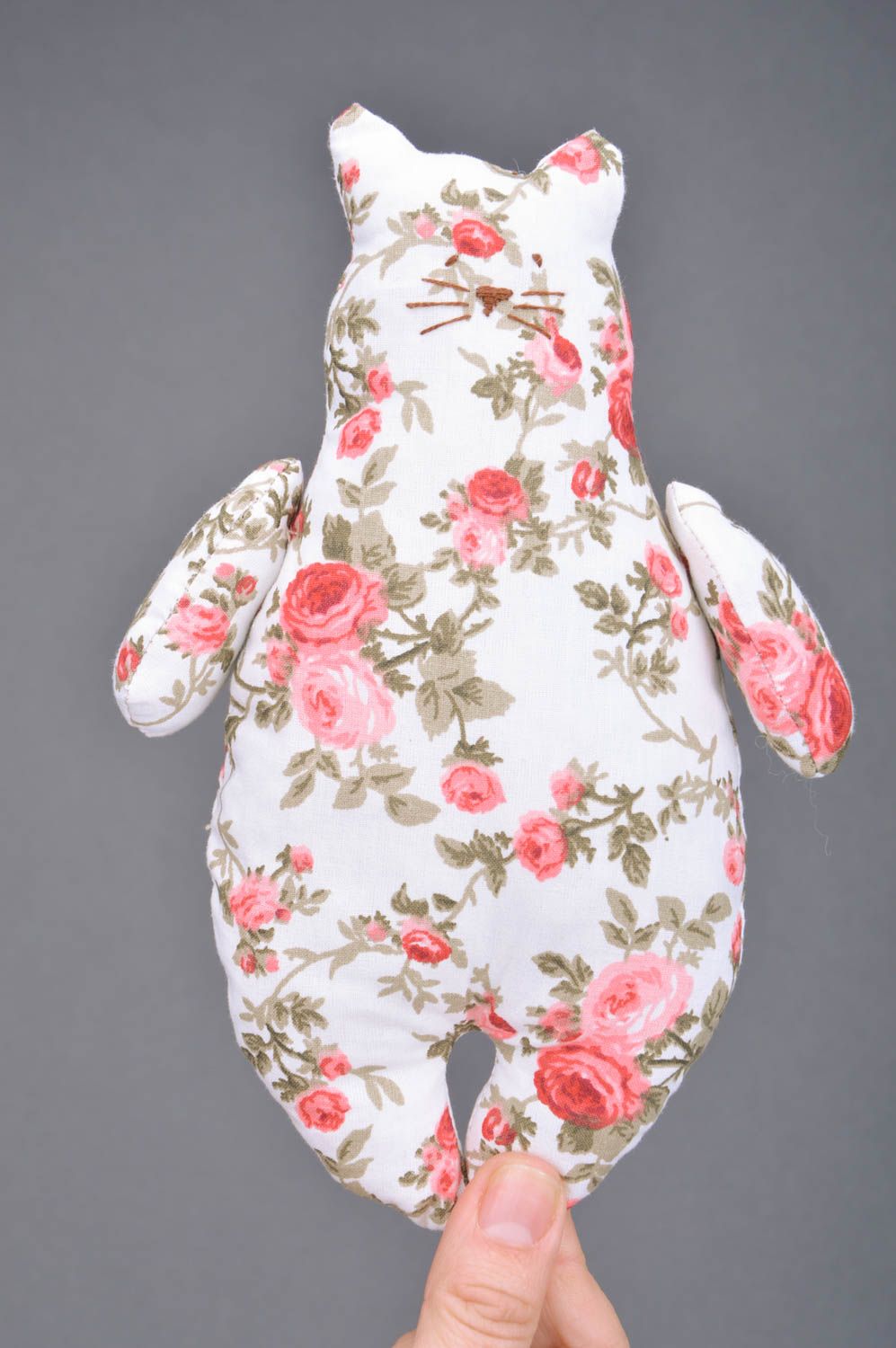 Мягкая тканевая игрушка котик из хлопка цветочный толстый ручной работы фото 3