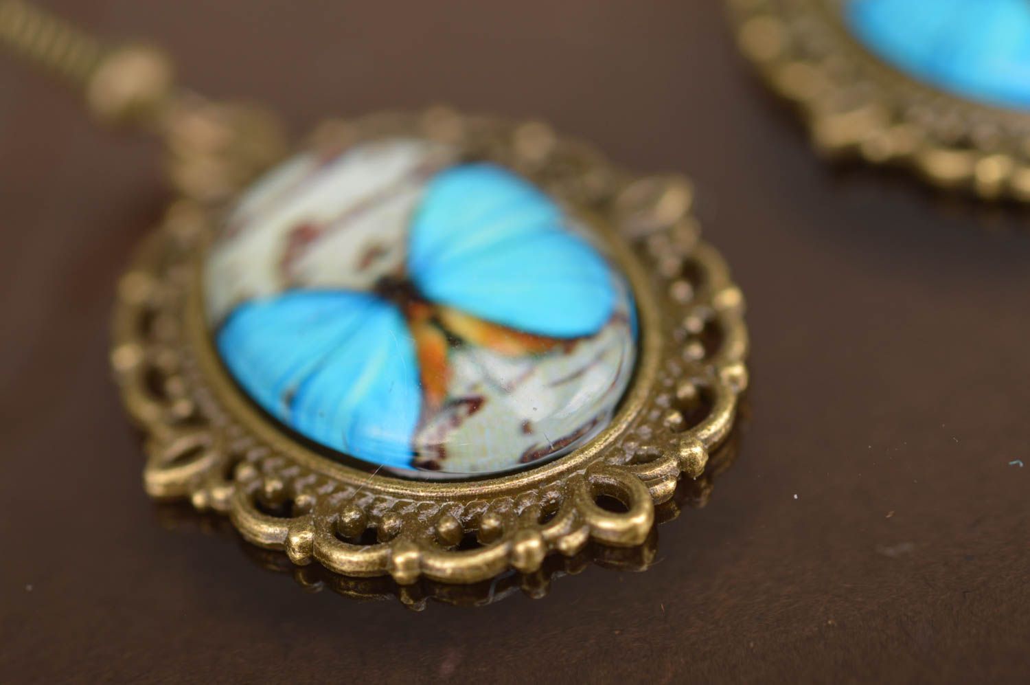 Pendientes metálicos ovalados artesanales estilosos con imágenes de mariposas  foto 3
