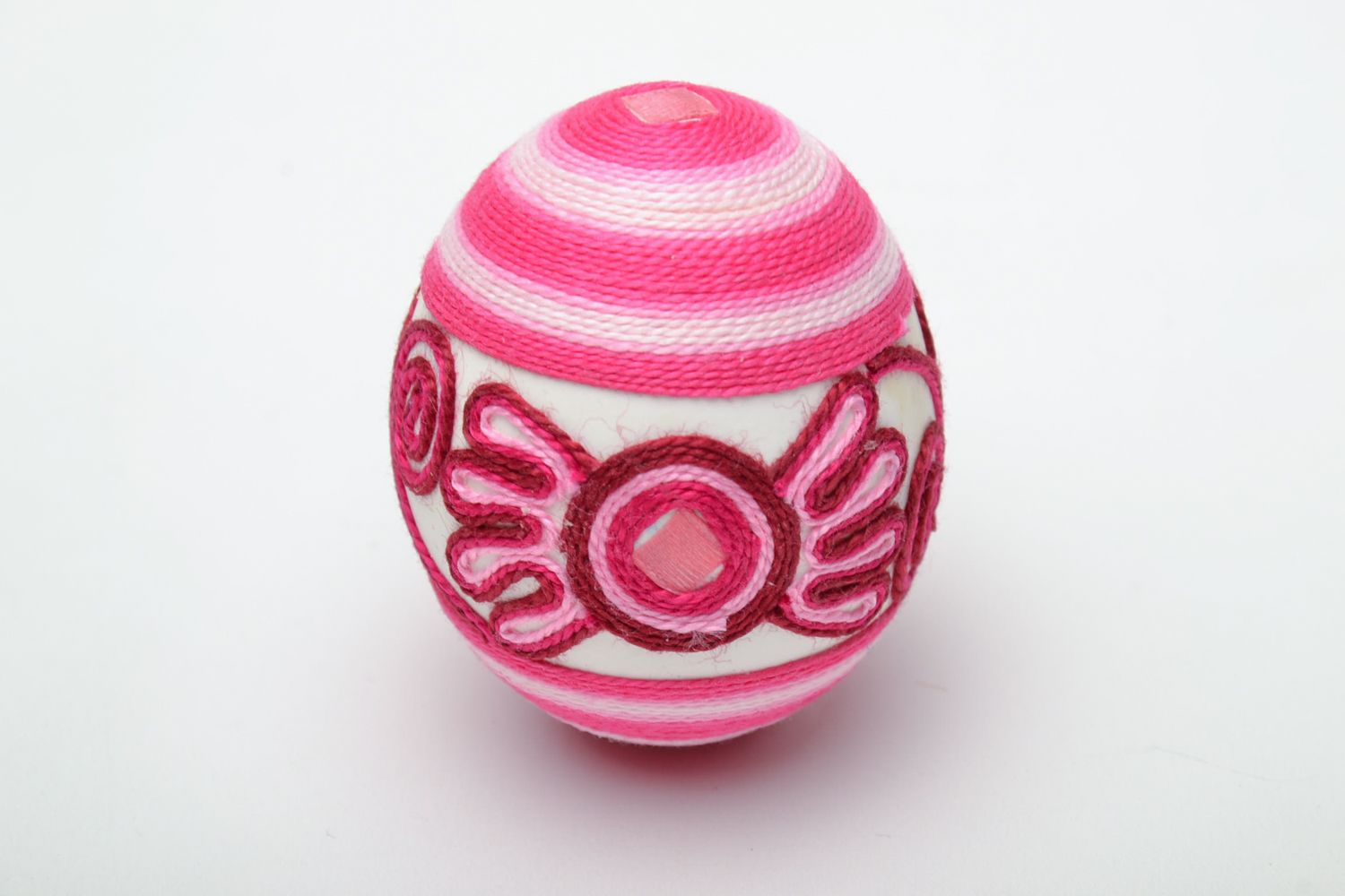 Oeuf de Pâques fait main décoratif entouré de fils de soie rose original photo 2