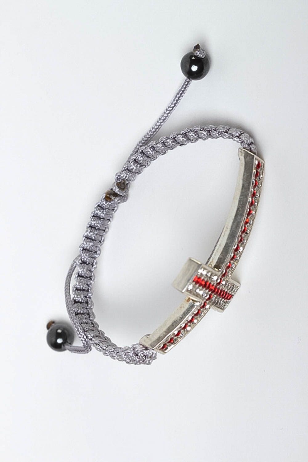 Bracelet avec croix Bijou fait main tressé en cordons gris Cadeau femme photo 2