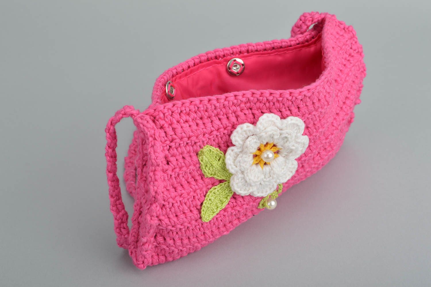 Розовая детская сумка вязаная из хлопковых ниток ручной работы на шлейке фото 3