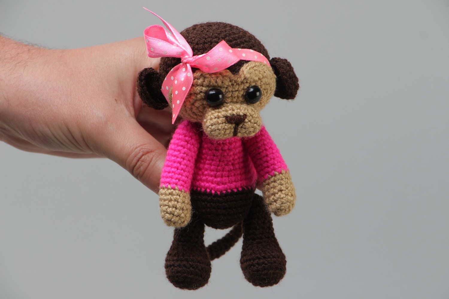 Маленькая мягкая вязаная игрушка обезьянка в розовом крючком из акрила хэнд мэйд фото 5